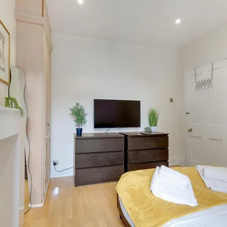 Mirabel Two Bedrooms, One Bath, Fulham Sw6 By Mdps Londen