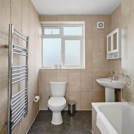 Two Bedroom By Dream Key Short Lets & Long Lets Uxbridge- 6 Apartment