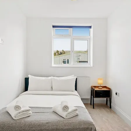 Two Bedroom By Dream Key Short Lets & Long Lets Uxbridge- 6 Uxbridge