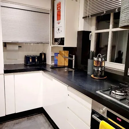 Apartment Stepney Gated Area With Parking & Garden