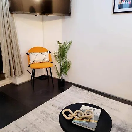 Stepney Gated Area With Parking & Garden Apartment *