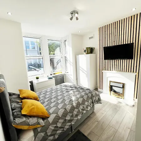 Minet Gardens - Centrally Located - Rm 1 Guest house