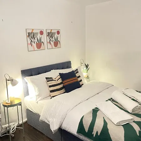 Stepney Gated Area With Parking & Garden