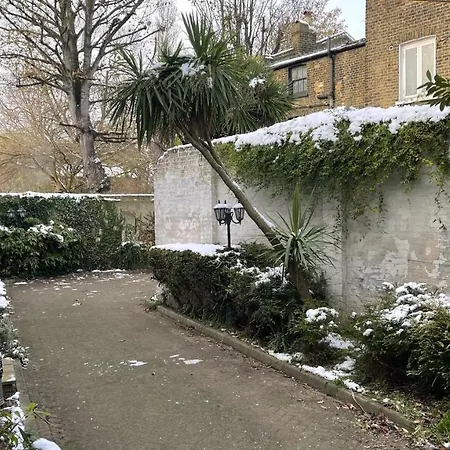 Stepney Gated Area With Parking & Garden Apartment London