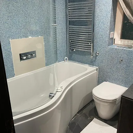 Stepney Gated Area With Parking & Garden Apartment *