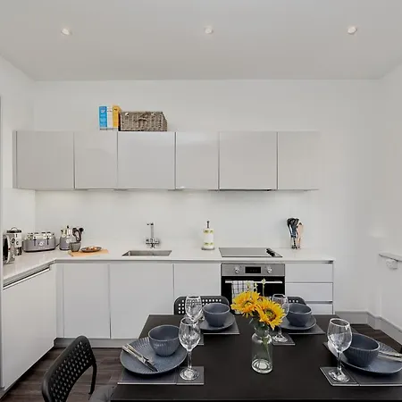 شقة High Spec 2 Bed W/parking Available
