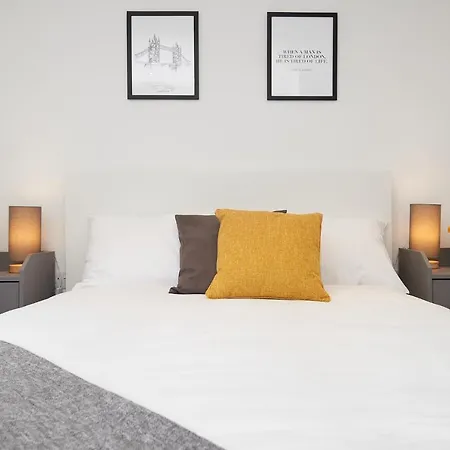 High Spec 2 Bed W/parking Available شقة