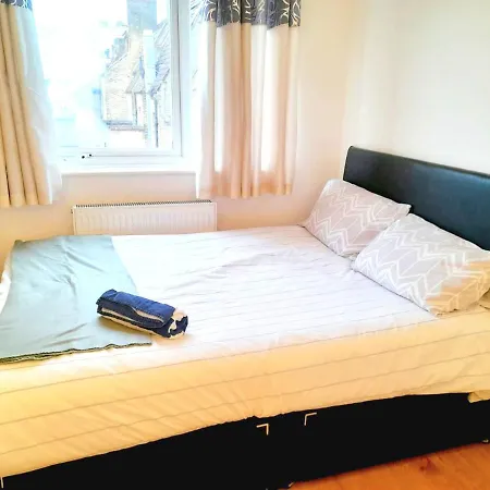 Apartment 6 Bed House 3 Bathrooms Good Transport Links To London, Free Parking London