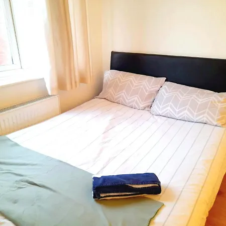 6 Bed House 3 Bathrooms Good Transport Links To London, Free Parking London