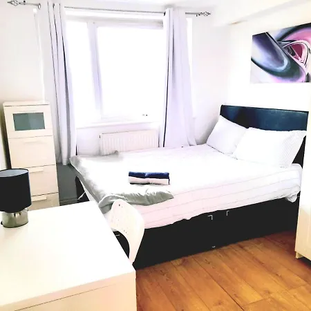6 Bed House 3 Bathrooms Good Transport Links To London, Free Parking Apartment *