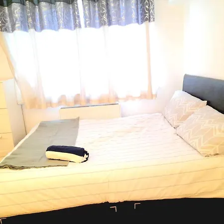 6 Bed House 3 Bathrooms Good Transport Links To London, Free Parking Apartment London