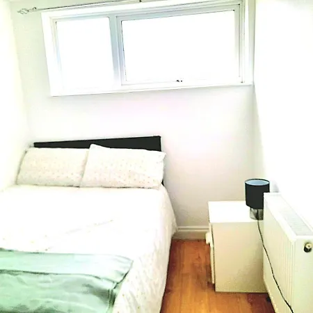 6 Bed House 3 Bathrooms Good Transport Links To London, Free Parking London