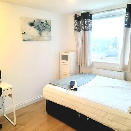 6 Bed House 3 Bathrooms Good Transport Links To London, Free Parking London