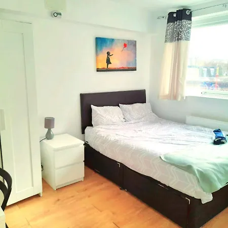 6 Bed House 3 Bathrooms Good Transport Links To London, Free Parking Apartment *