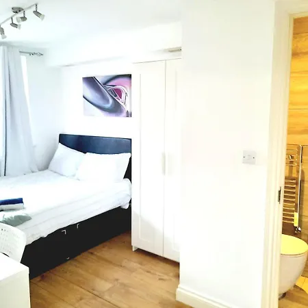 6 Bed House 3 Bathrooms Good Transport Links To London, Free Parking