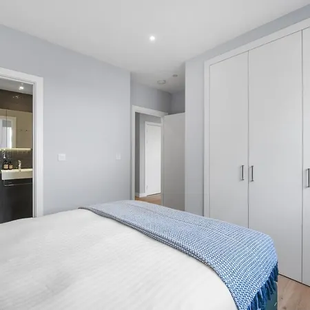 Ellie N Conys 3 Bedroom With 2 Bathrooms, An Ensuite, Kitchen And Balcony In Stratford Westfield