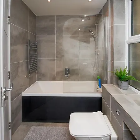شقة High Spec 2 Bed W/parking Available