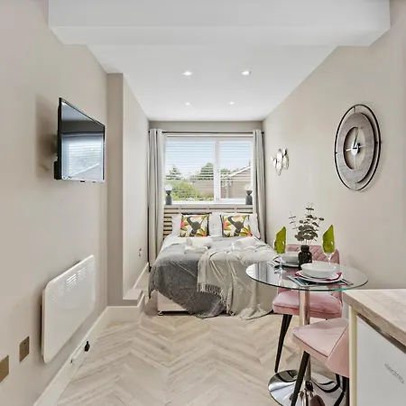 Boutique Heathrow Studio's - Parking - Garden Apartment Harmondsworth