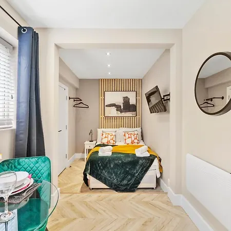 Boutique Heathrow Studio's - Parking - Garden Apartment Harmondsworth