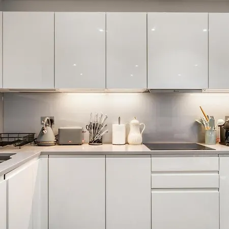 2 Bed 2 Bath Next To Nine Elms Station - Zone 1 Apartment *