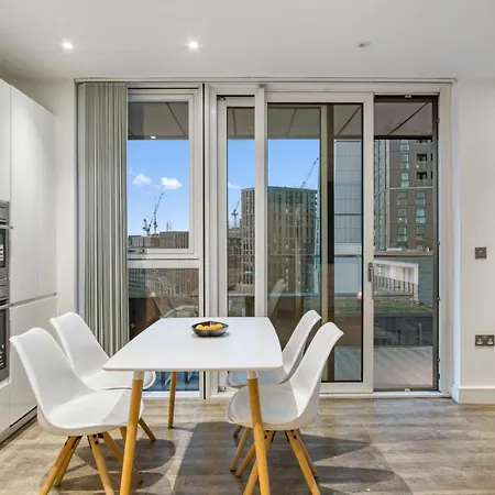 2 Bed 2 Bath Next To Nine Elms Station - Zone 1 *