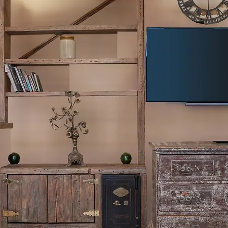 Stone Built Vintage Chic House In The Heart Of Knightsbridge *