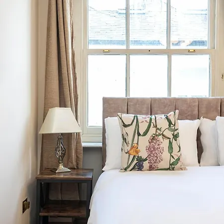 Holiday home Stone Built Vintage Chic House In The Heart Of Knightsbridge London