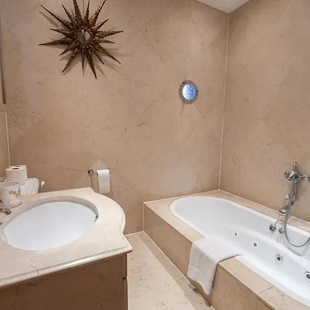 Stone Built Vintage Chic House In The Heart Of Knightsbridge