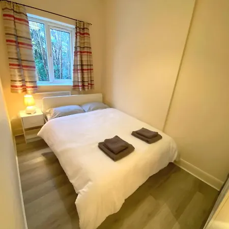 Lovely 1-bedroom Flat In Apartment *