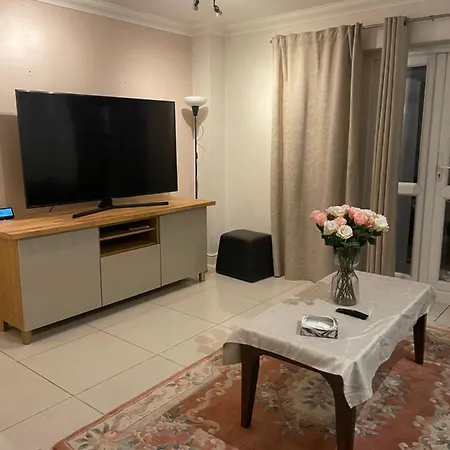Holiday home Cheerful 3 Bedroom With Free Parking