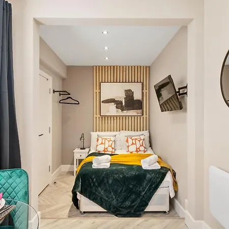 Boutique Heathrow Studio's - Parking - Garden Apartment *