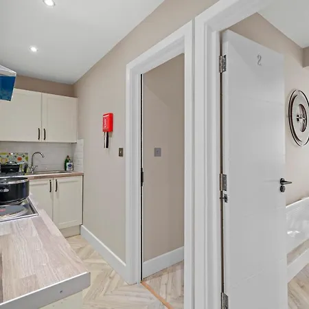Boutique Heathrow Studio's - Parking - Garden Apartment Harmondsworth