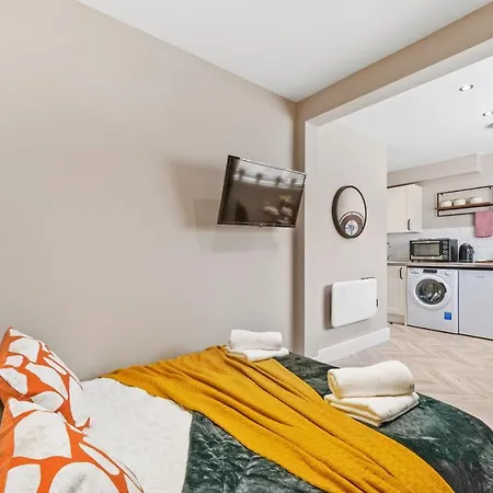 Boutique Heathrow Studio's - Parking - Garden Apartment
