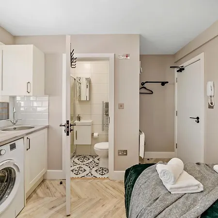 Boutique Heathrow Studio's - Parking - Garden Apartment *