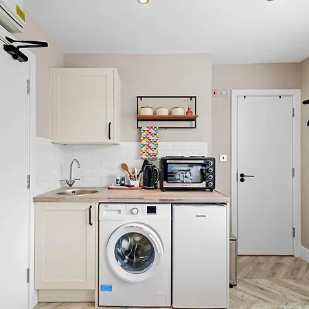 Boutique Heathrow Studio's - Parking - Garden