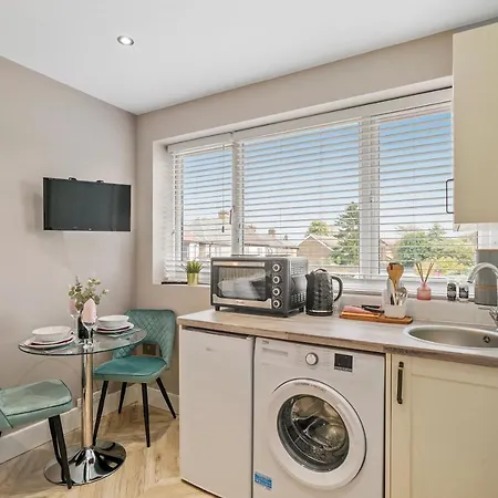Boutique Heathrow Studio's - Parking - Garden Apartment