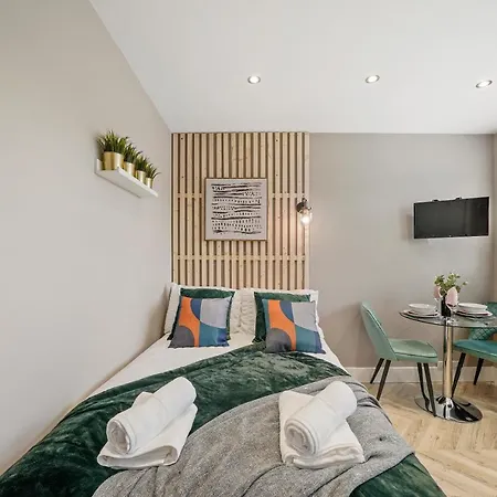 Boutique Heathrow Studio's - Parking - Garden Apartment *