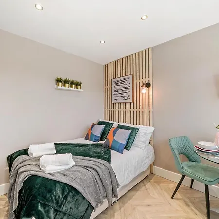 Boutique Heathrow Studio's - Parking - Garden Apartment Harmondsworth
