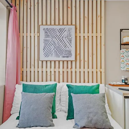 Boutique Heathrow Studio's - Parking - Garden Apartment *