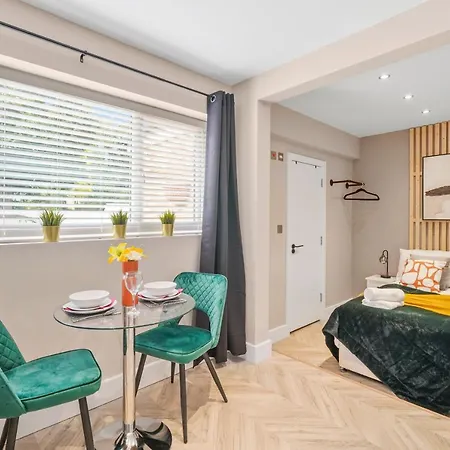 Apartment Boutique Heathrow Studio's - Parking - Garden *