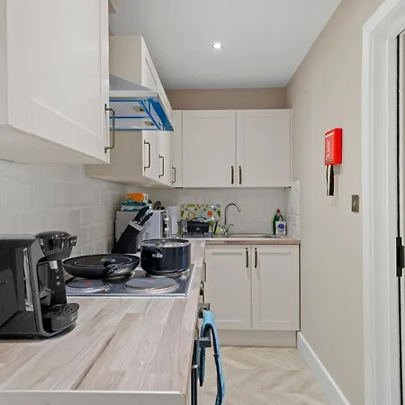 Boutique Heathrow Studio's - Parking - Garden