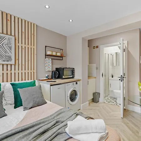 Boutique Heathrow Studio's - Parking - Garden Apartment Harmondsworth