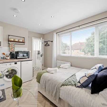 Boutique Heathrow Studio's - Parking - Garden