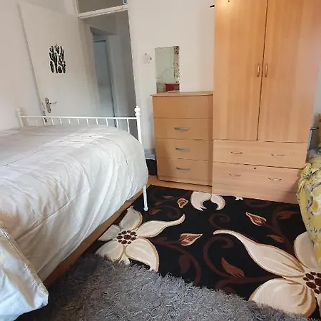 Merciful King Room, In Zone 2-3 * Londres