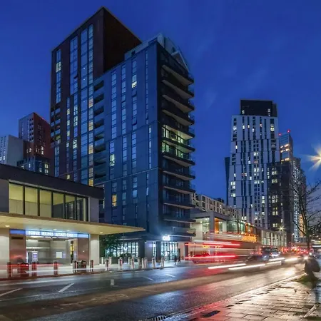 Apartment 2 Bed 2 Bath Next To Nine Elms Station - Zone 1 *