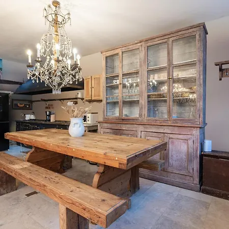 Stone Built Vintage Chic House In The Heart Of Knightsbridge Holiday home London