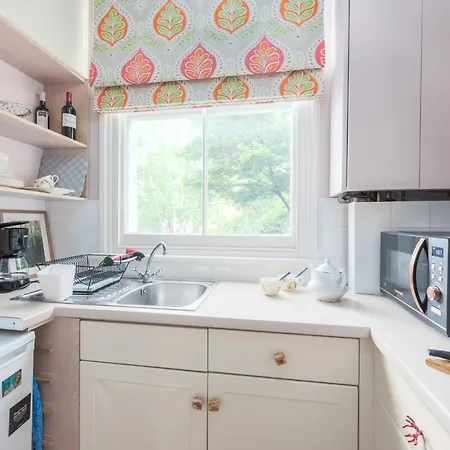 Charming Flat In Leafy West By Underthedoormat