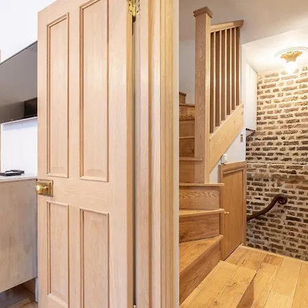 Stone Built Vintage Chic House In The Heart Of Knightsbridge Holiday home London