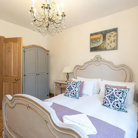 Stone Built Vintage Chic House In The Heart Of Knightsbridge