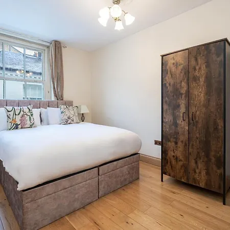 Stone Built Vintage Chic House In The Heart Of Knightsbridge Holiday home London